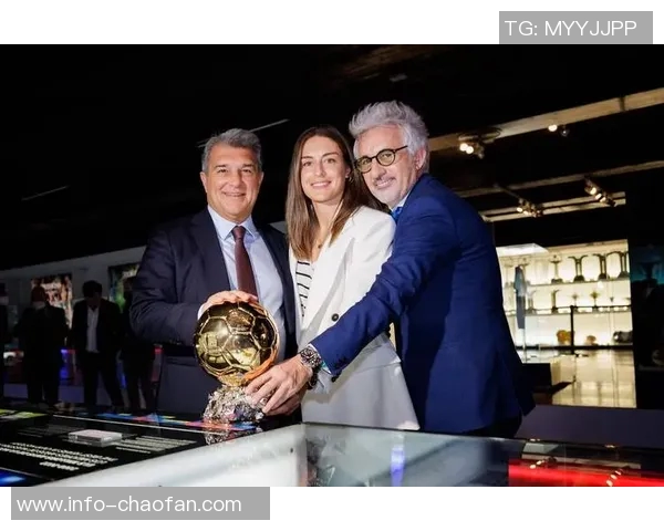 巴萨女足队长普特拉斯亮相戈雅奖典礼盛装颁发最佳特效奖